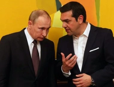 Ο Β.Πούτιν συναντάει τον Α.Τσίπρα με το λάβαρο του Λάμπρου Κατσώνη (φωτό)